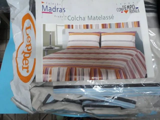  COLCHA MATELASSÊ COM BABADOS.  Na embalagem, sem uso