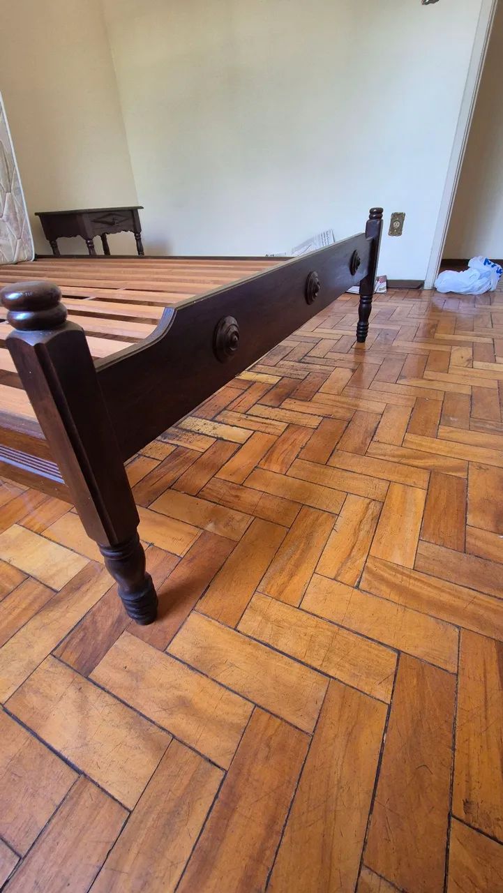 Conjunto de quarto de casal antigo em madeira maciça - Foto 2