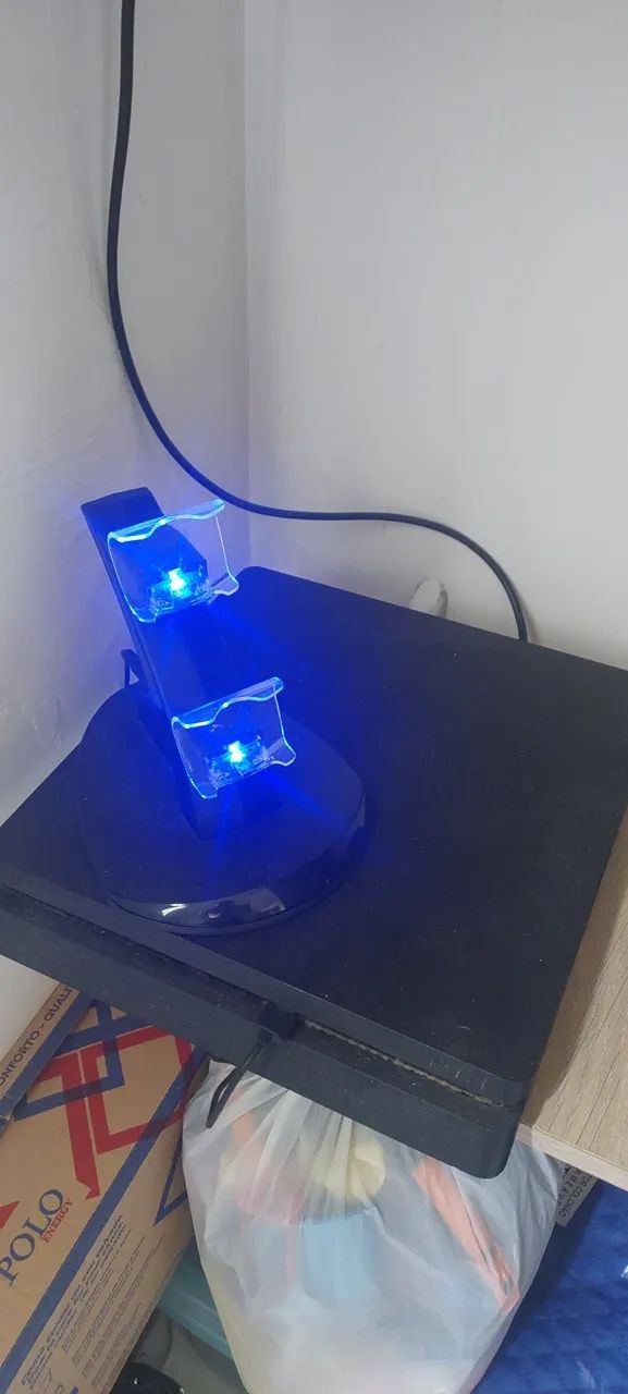 PS4 slim 1TB, 6 jogos, 3 controles