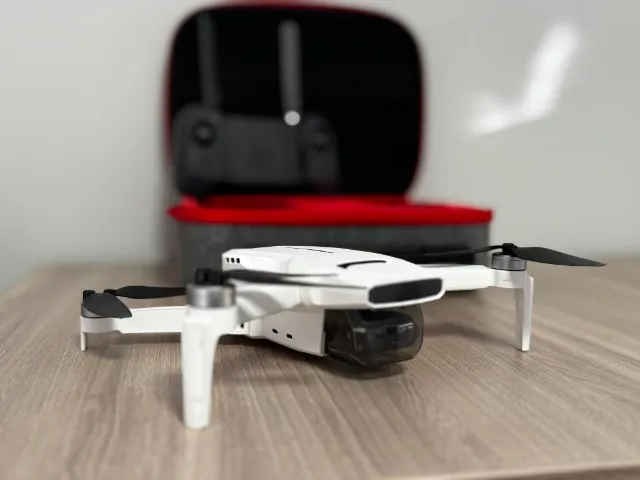 Drone Fimi X8 MINI, voando perfeitamente. Acompanha maleta + controle e cabos
