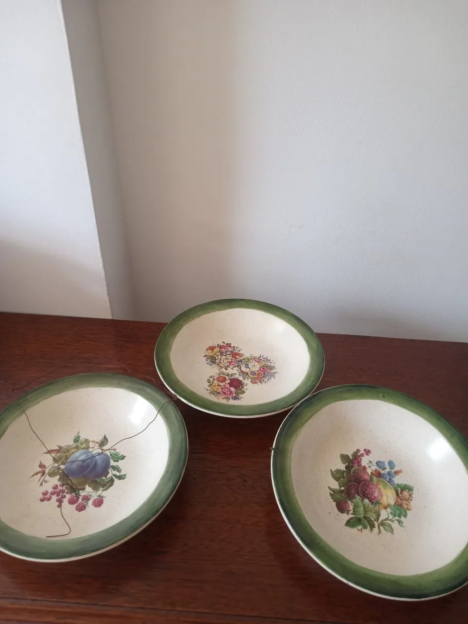 Conjunto de Pratos Decorativos Antigos com Desenhos de Frutas.