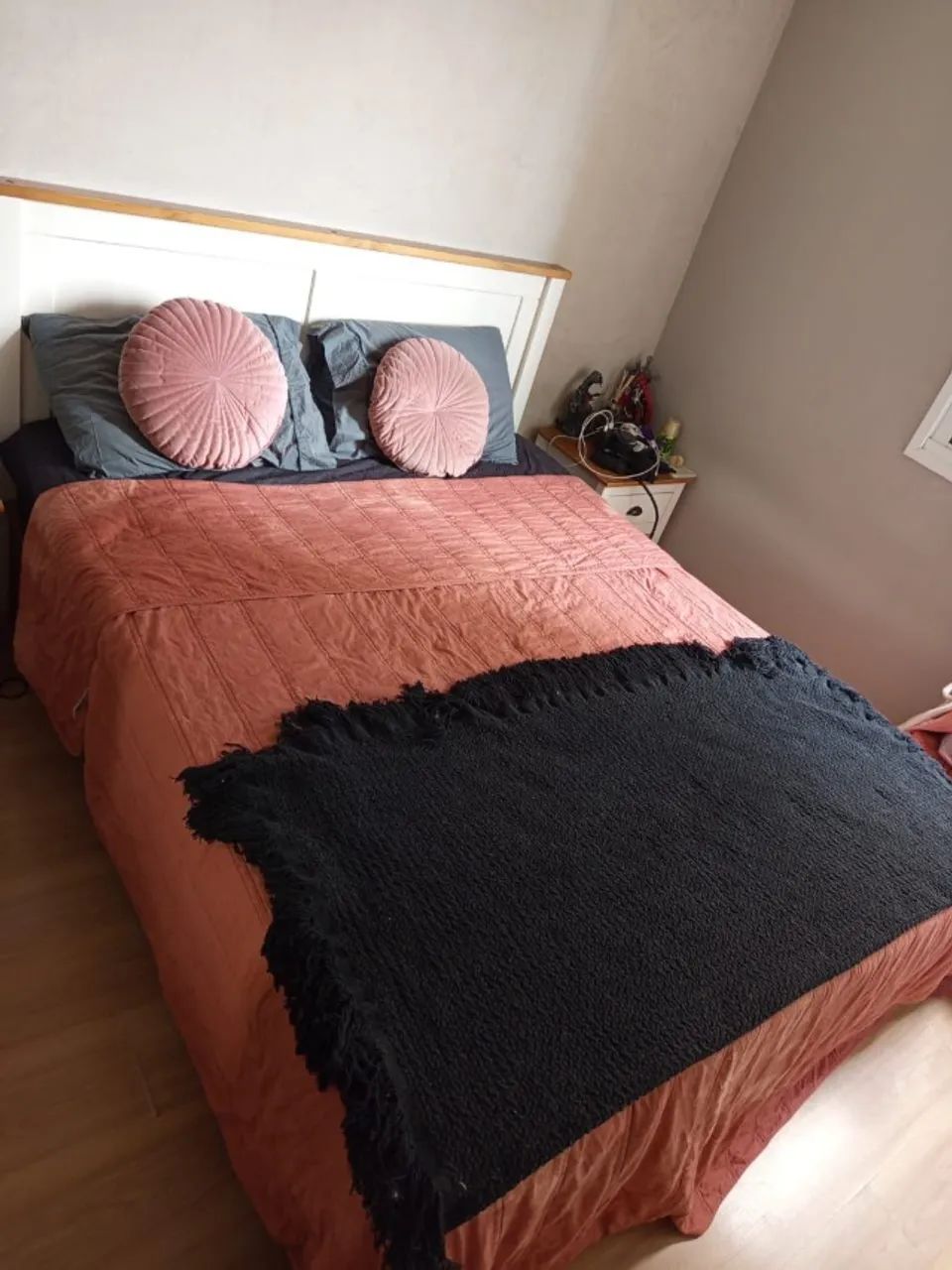 Conjunto cama queen + colchão + cabeceira + 2 mesinhas - Foto 4