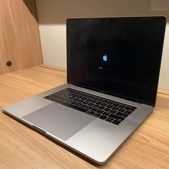 MacBook Pro 15 Pol i7 / TouchBar / 256 ssd/ 16 gb ram / 2017