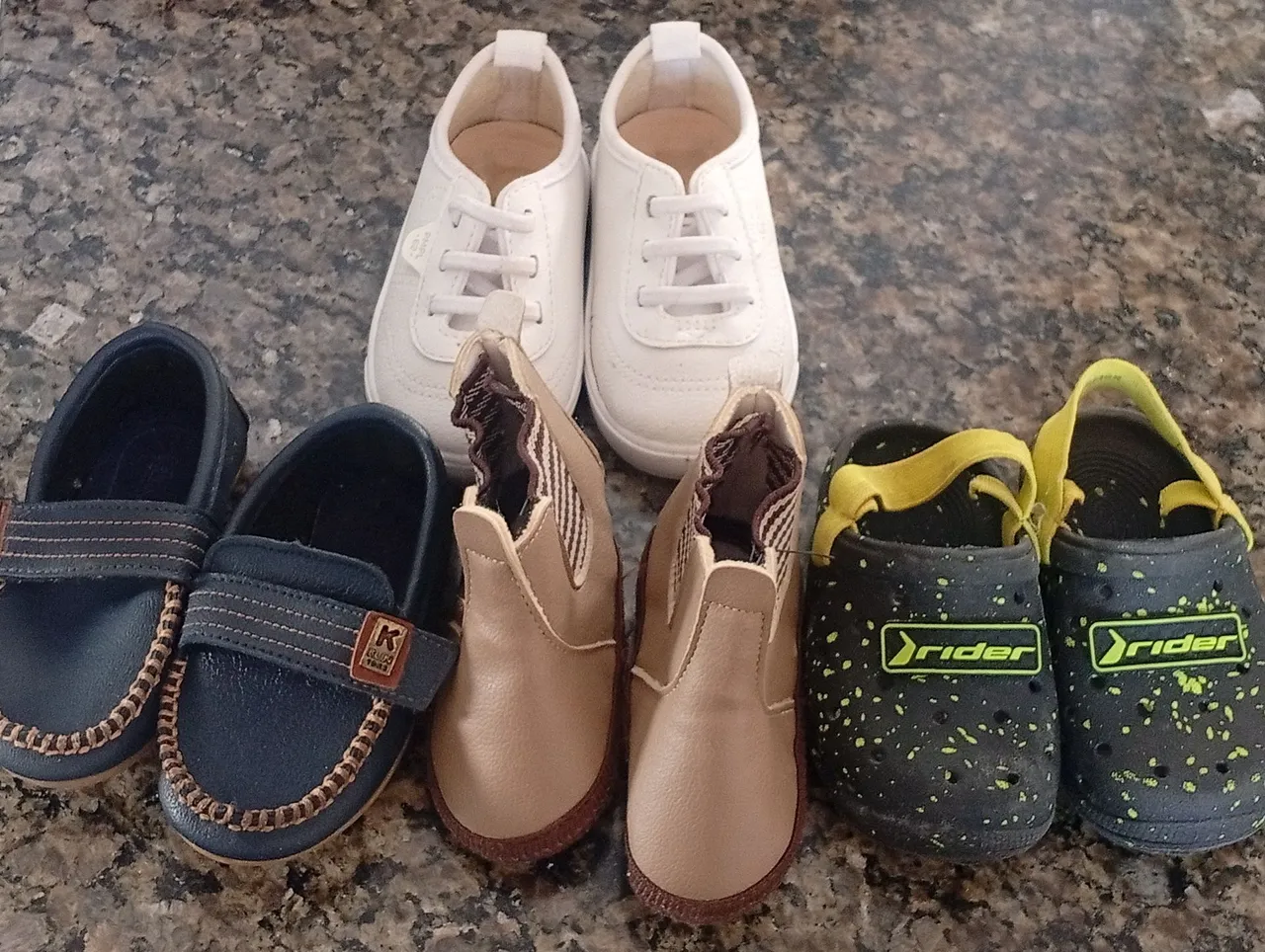 Sapatos e sandálias infantis - Vários modelos