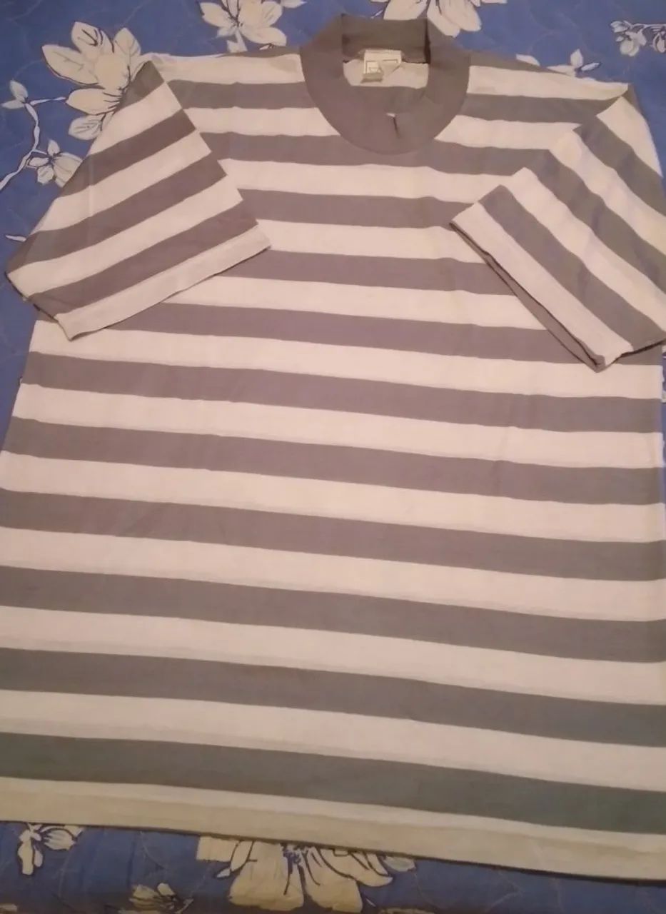 Camiseta listrada cinza e branca
