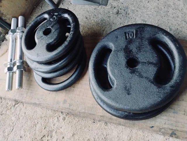 Kit com 40 Kilos de Anilhas e duas barras maciças