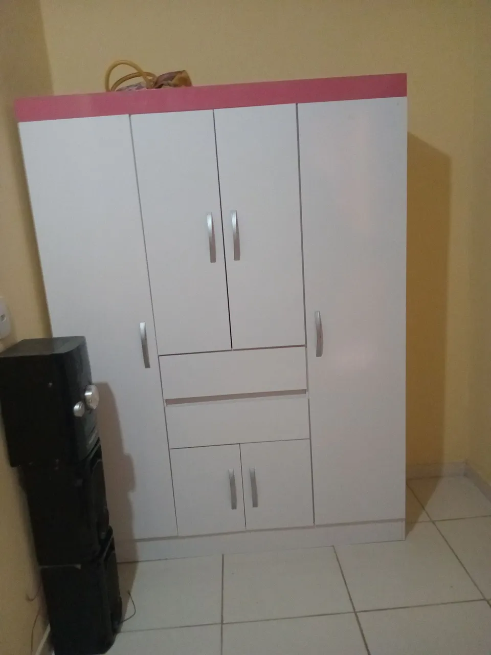 Guarda-Roupa Branco com Detalhes Rosa