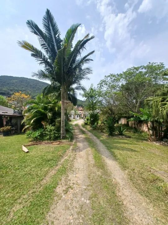 Terreno de 11.375m² no Sambaqui