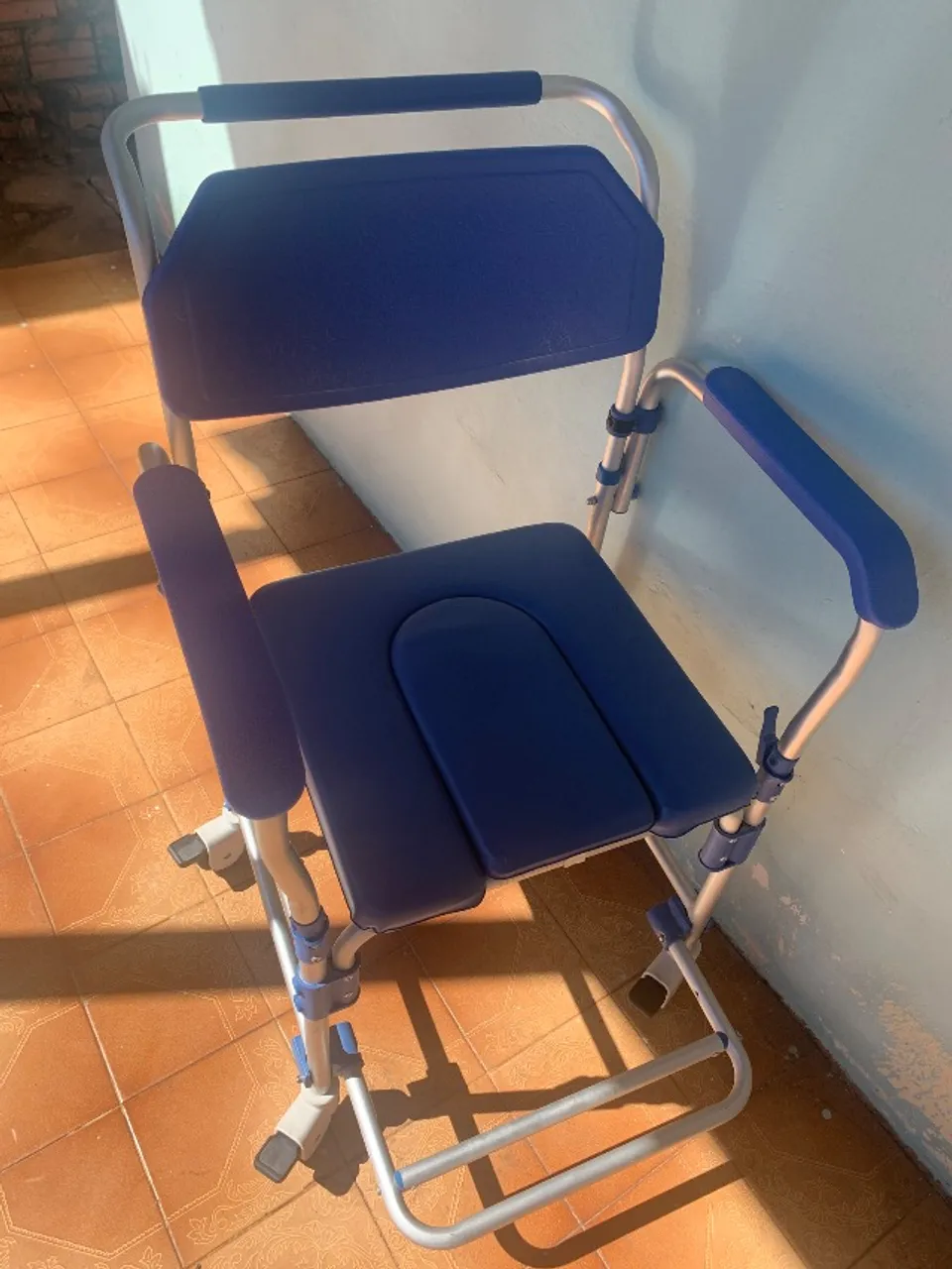 Cadeira de Banho com Encosto Acolchoado - Super Conservada!