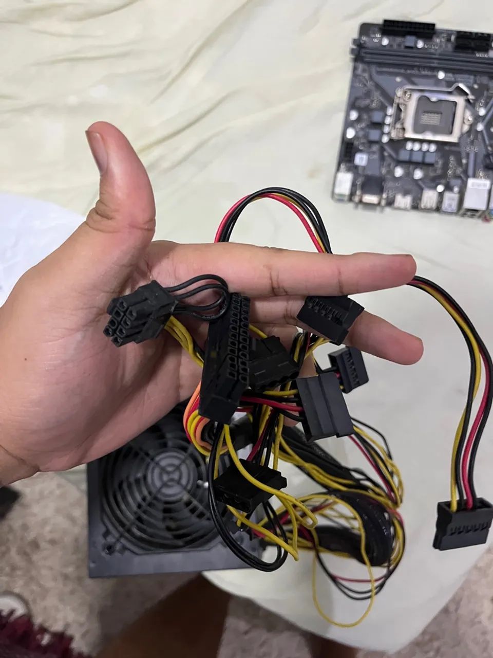 Placa-mãe Gigabyte ddr4 socket 1200 e fonte 600w ambos funcionando  - Foto 3