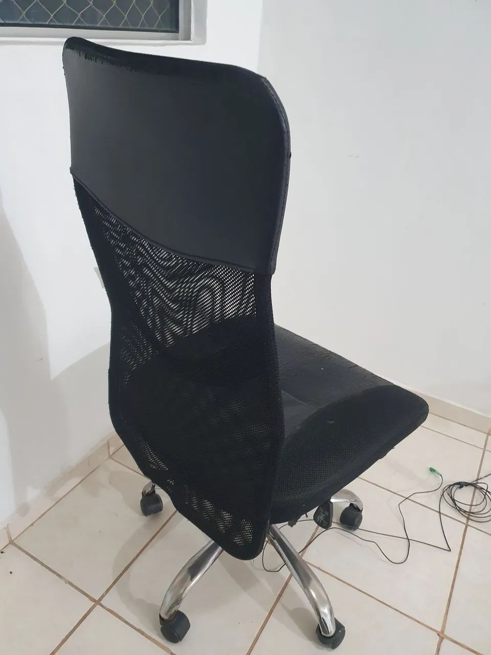 Cadeira escritório pra ir rápido 