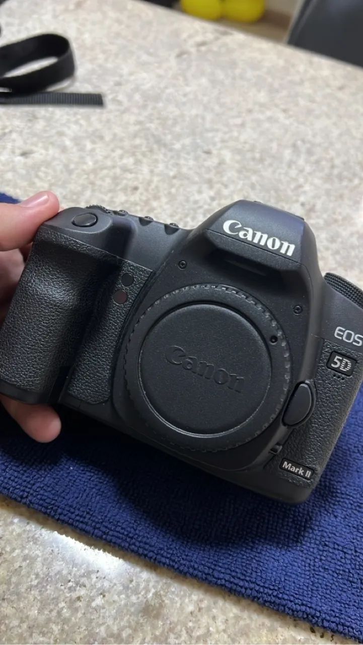 Canon EOS 5D Mark II DSLR / 15mil clicks muito nova