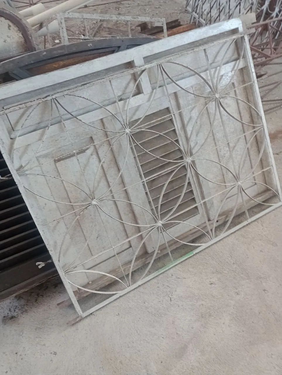 Janela com grade 80x1.10 