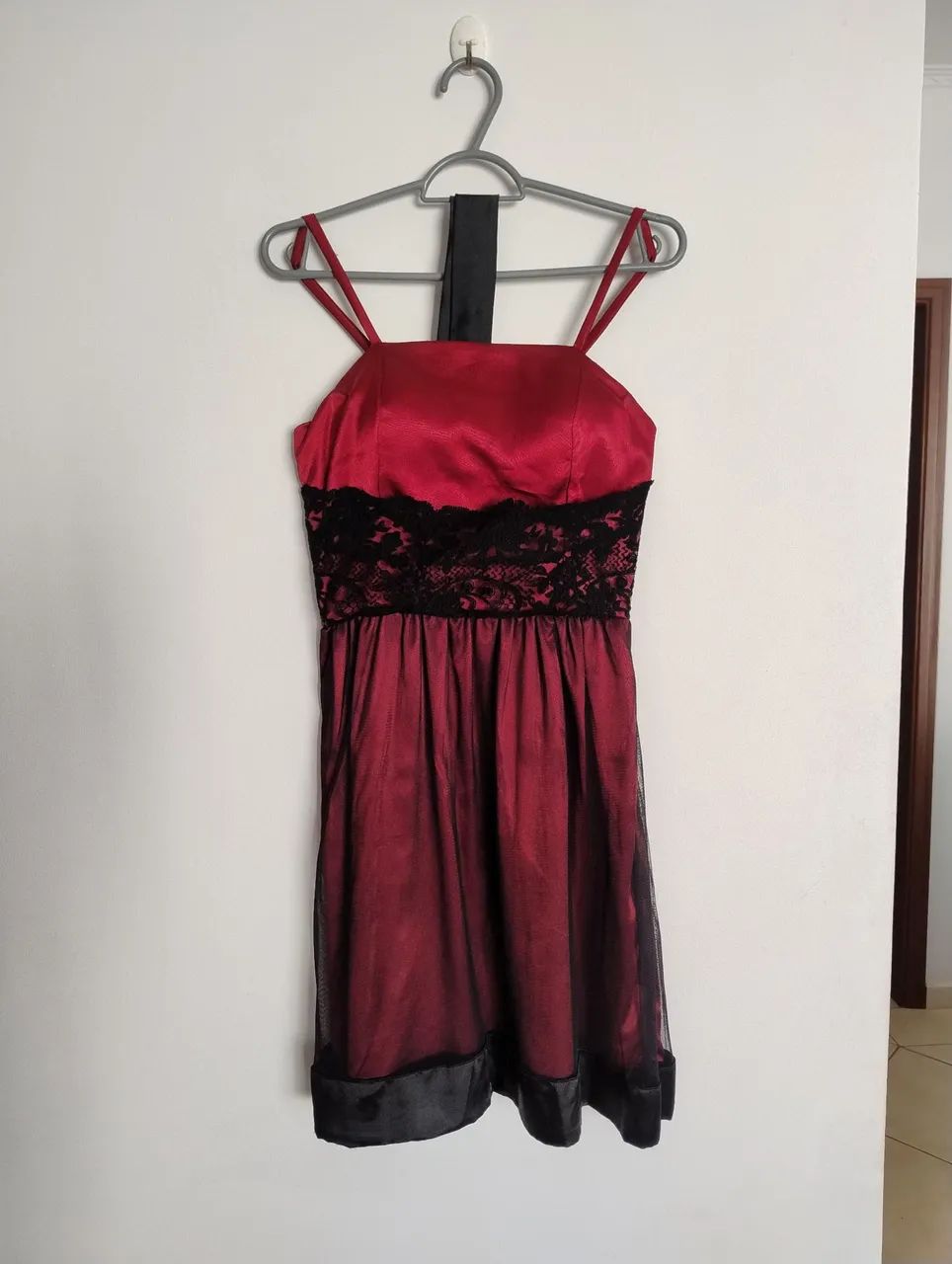 Vestido Vermelho com Renda Preta