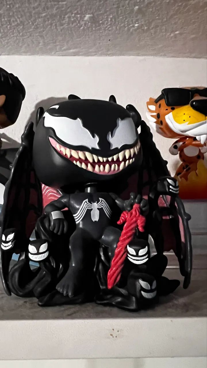 Funko venom glow on throne sem caixa