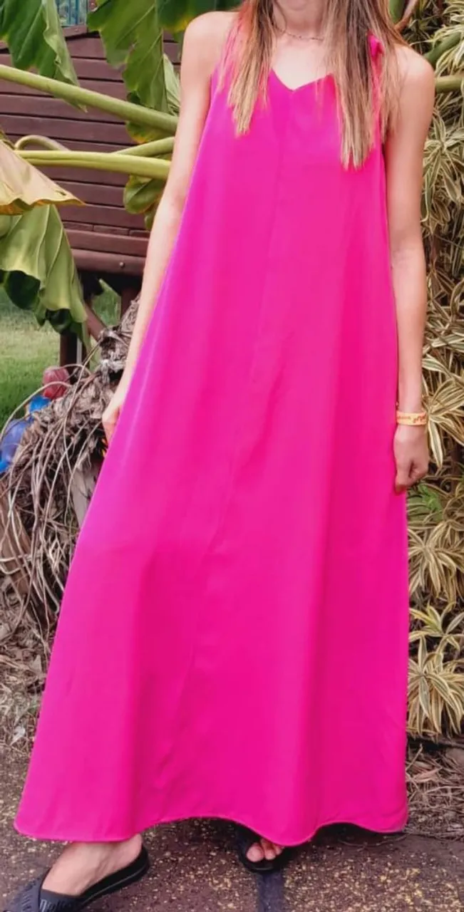 Vestido longo fluido <br>Cor: rosa<br>Forrado<br>Tamanho P <br>Marca: Aqua<br>Poliéster e elastano