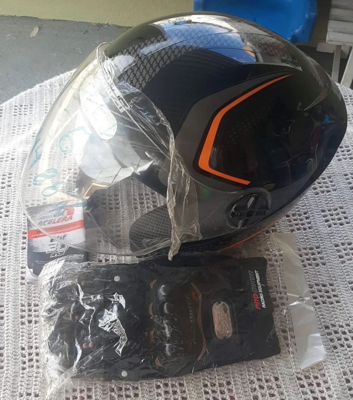 Kit NOVO de capacete e luvas protetoras  - Foto 4