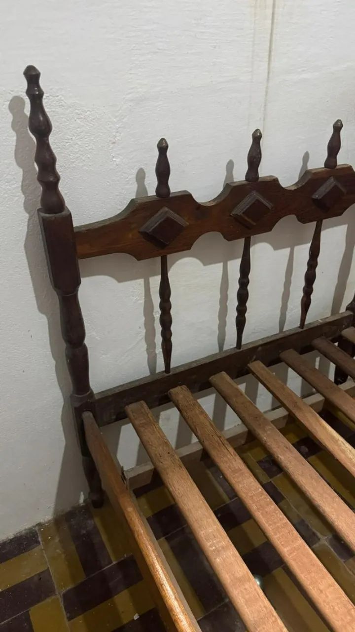 Cama solteiro vintage antiga