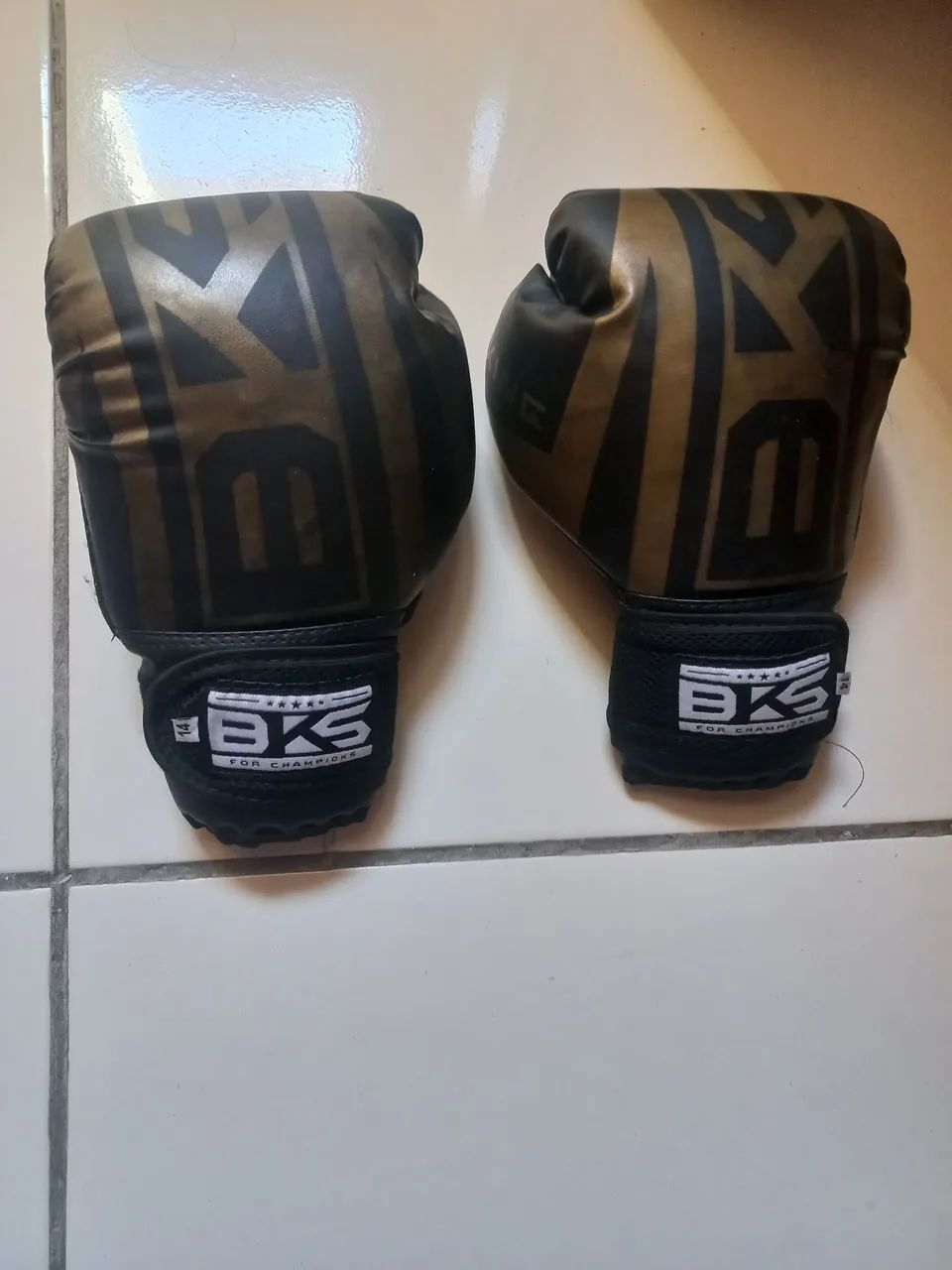 Vendo par de luvas de muay thai e bandagem
