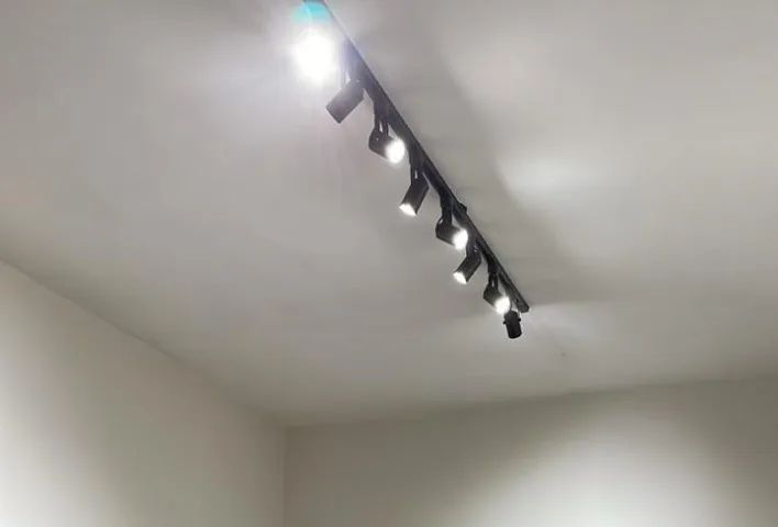 Trilho de luz com 8 spot