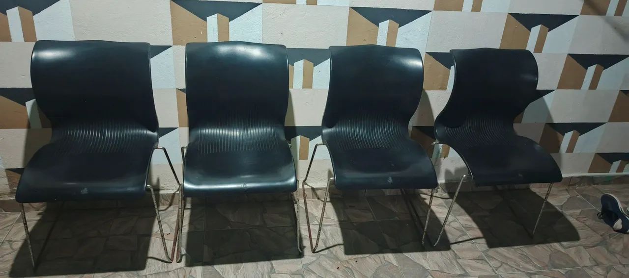 Vendo 4 cadeira com pé de inox 