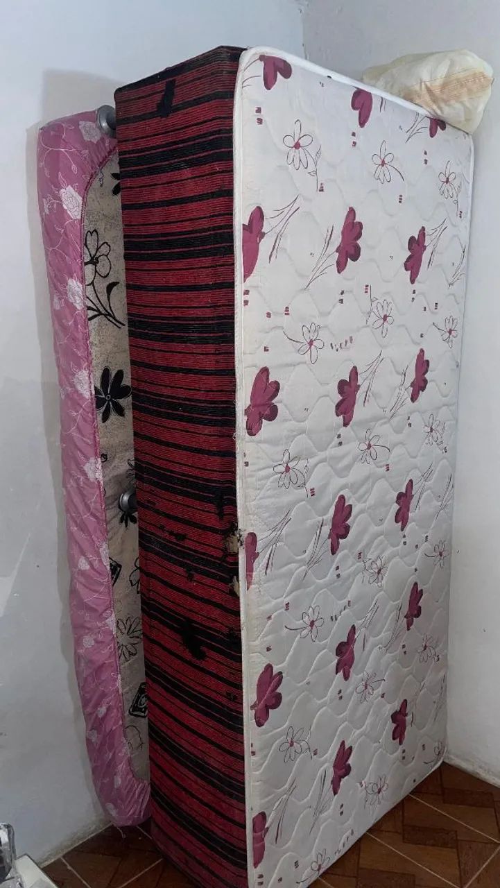 Vendo cama box de solteiro com colchão 