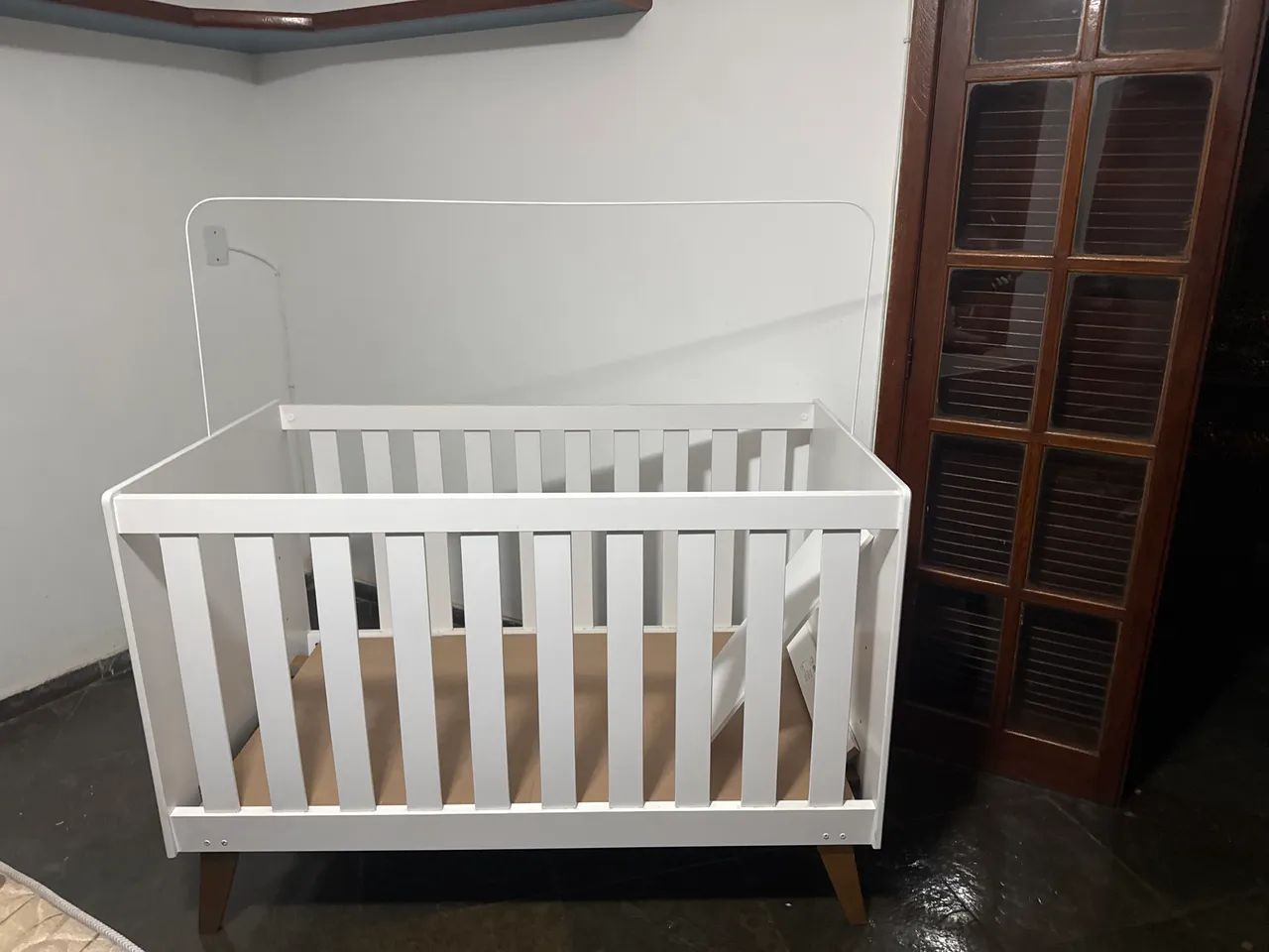 Berço que vira cama abra cadabra 