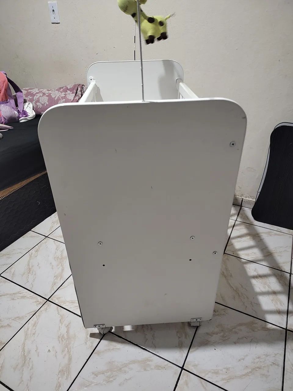 Berço americano branco com rodinhas e trava de segurança e com colchão - Foto 3