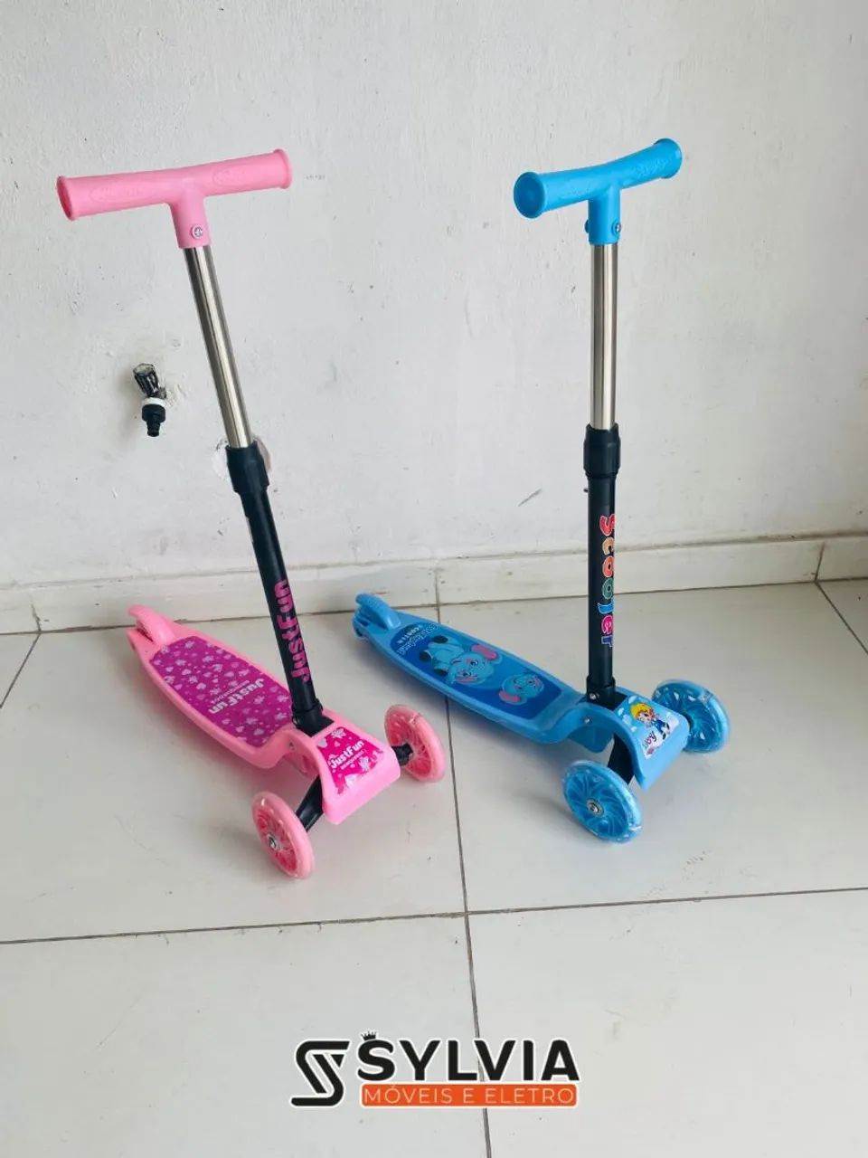 Patinete infantil rosa e azul 