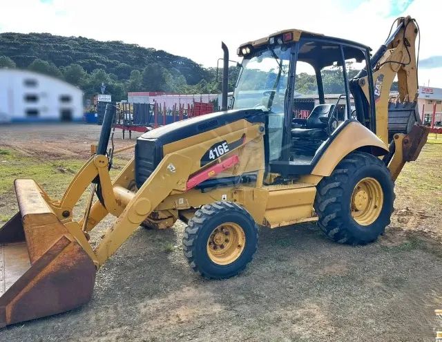 Retroescavadeira Caterpillar 2016