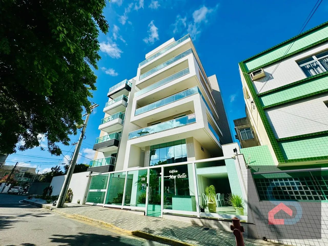 Compre Cobertura com 3 Quartos, 2 Vagas a 100 metros da Praia do Forte e com 178M² em Cent