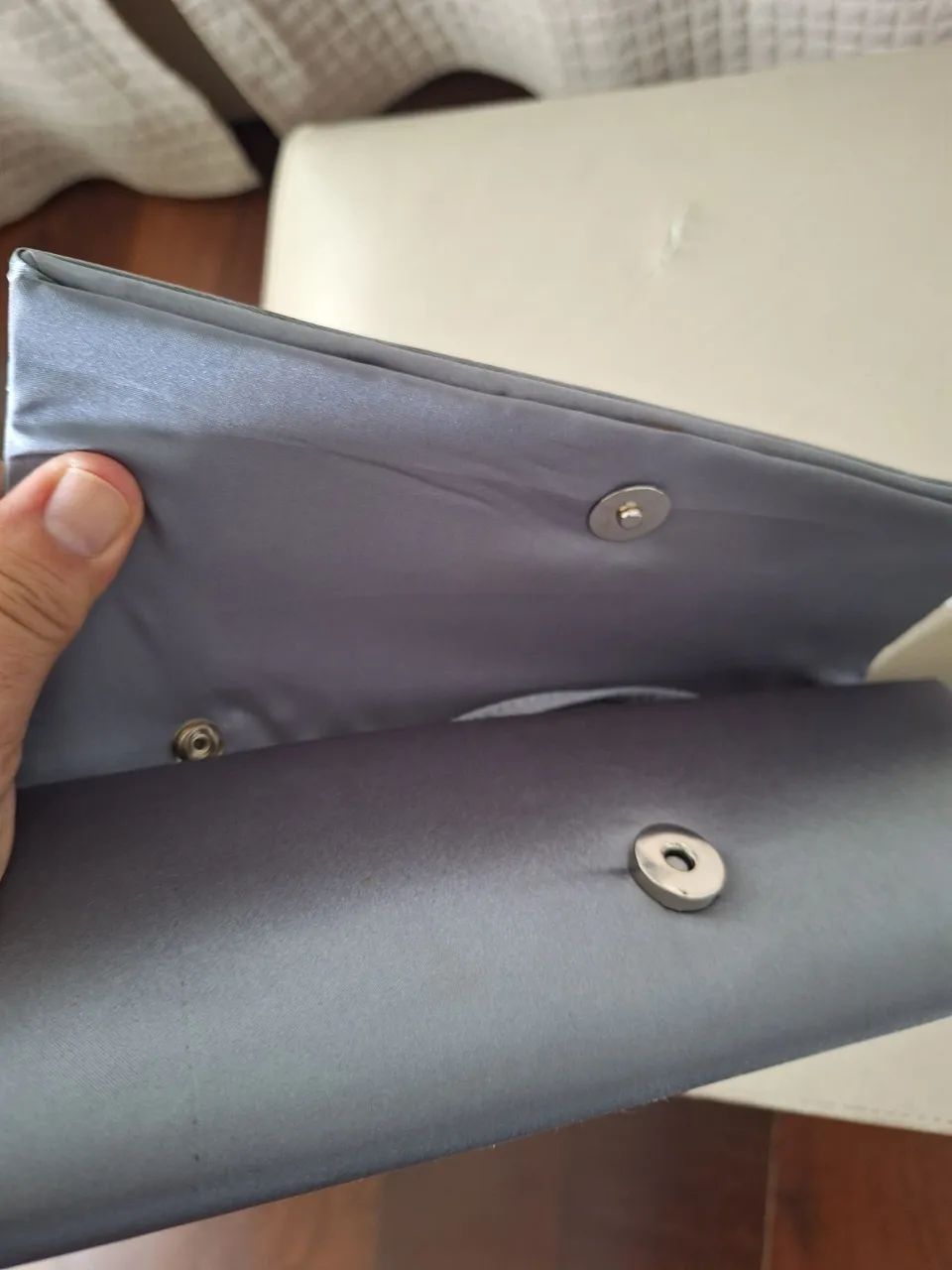 2 Bolsas, uma  dourada e outra prateada.  - Foto 4