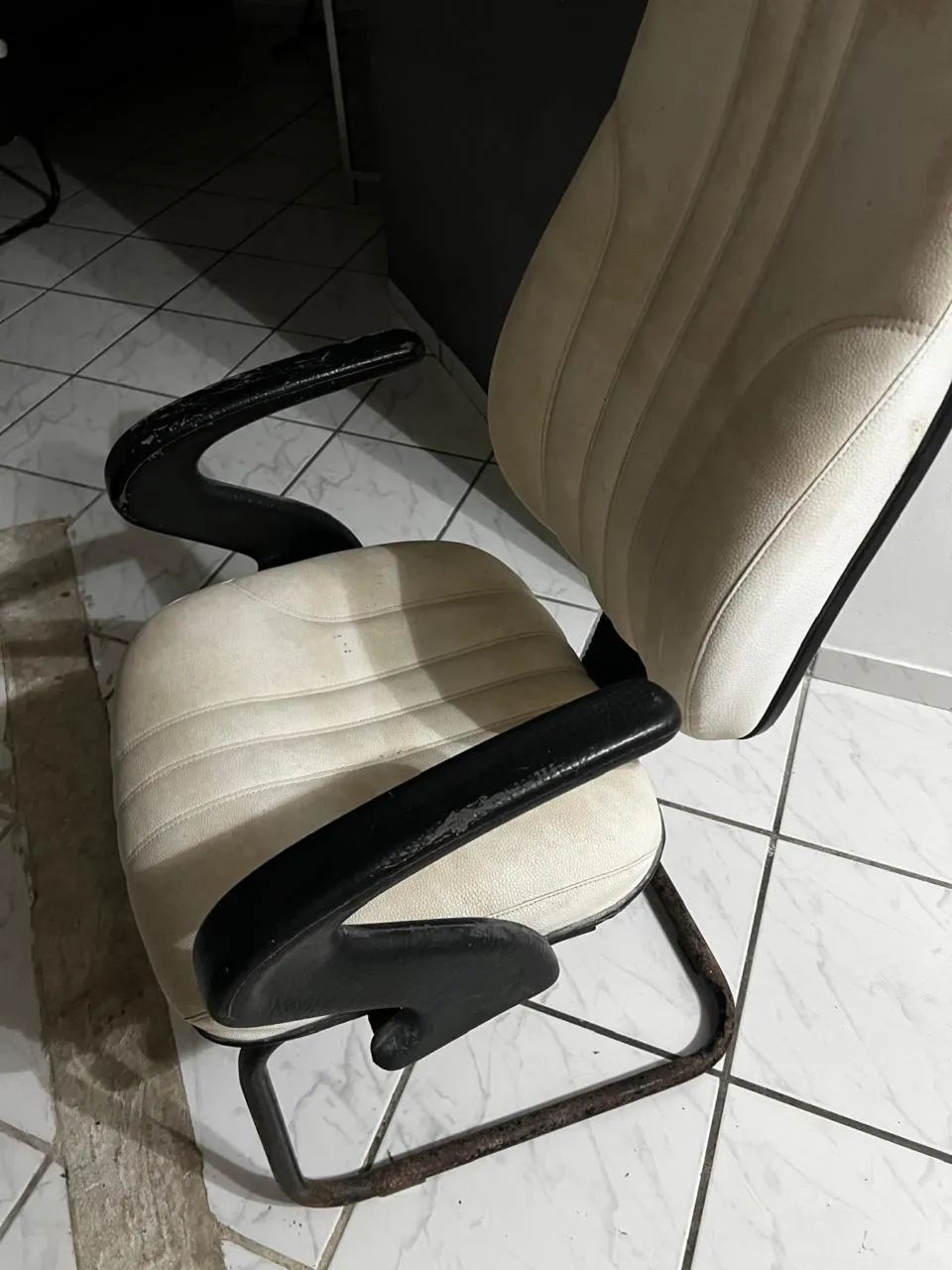Cadeira pé e mão fixo