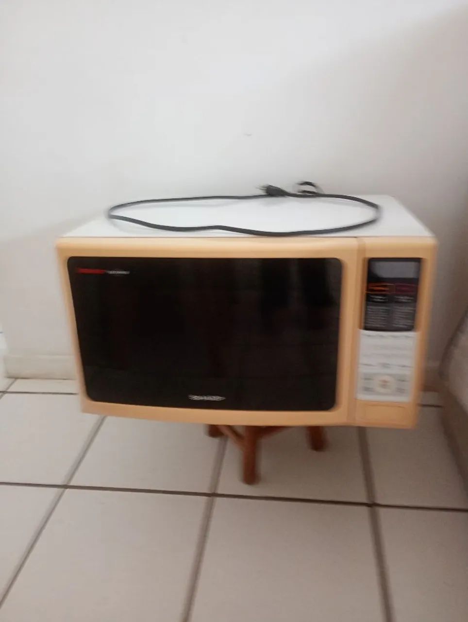 Forno microondas marca Sharp bem conservado  - Foto 2