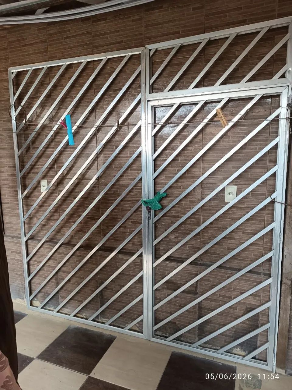Janela de alumínio e grade com porta - Foto 2