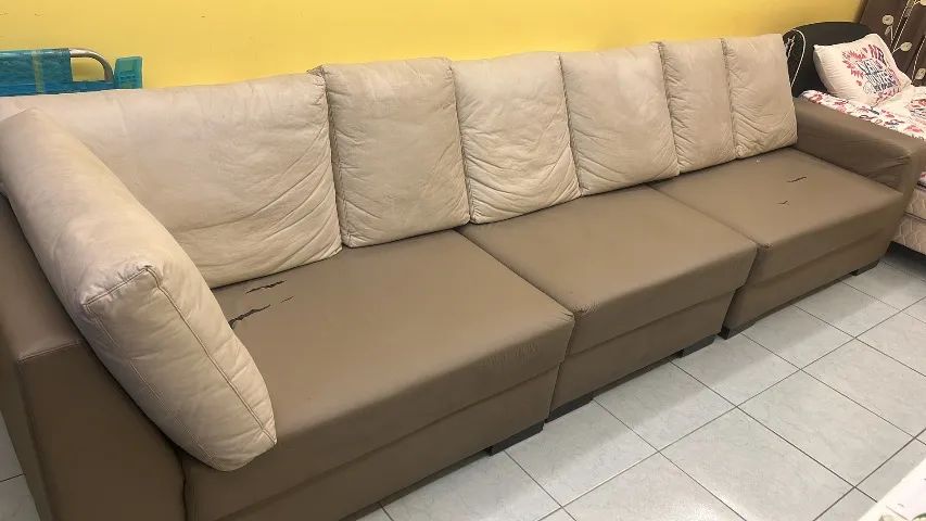 Sofá de courino com almofadas soltas 