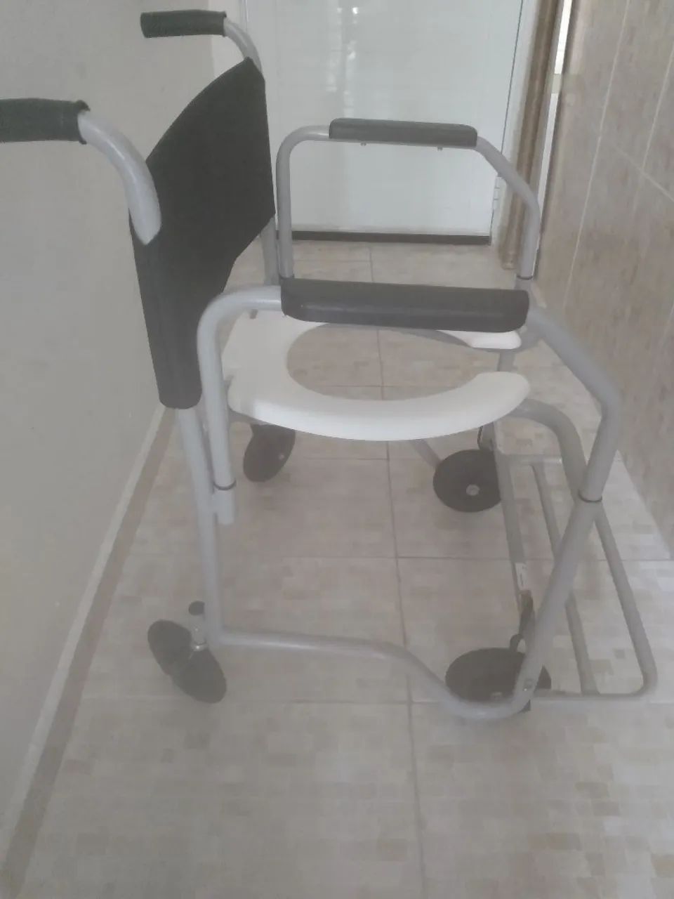 Cadeira pra banho. 150kg praticamente nova. - Foto 2