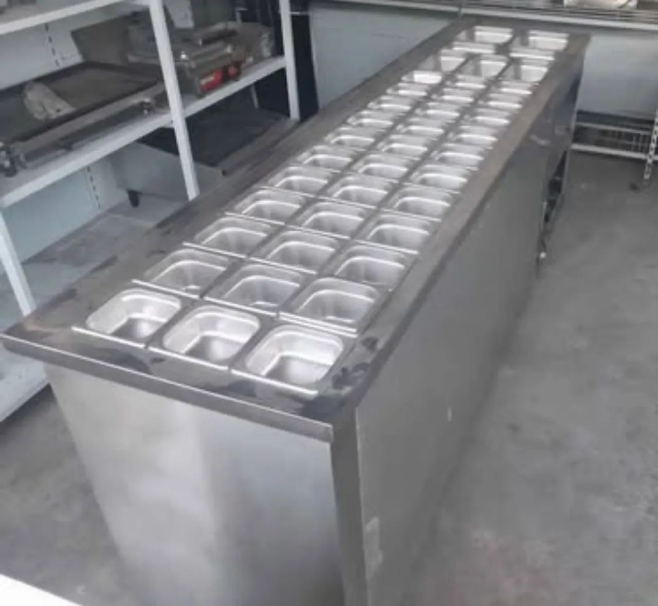 Balcão Geladeira de Enconsto com Condimentadora Refrigerada e Quente