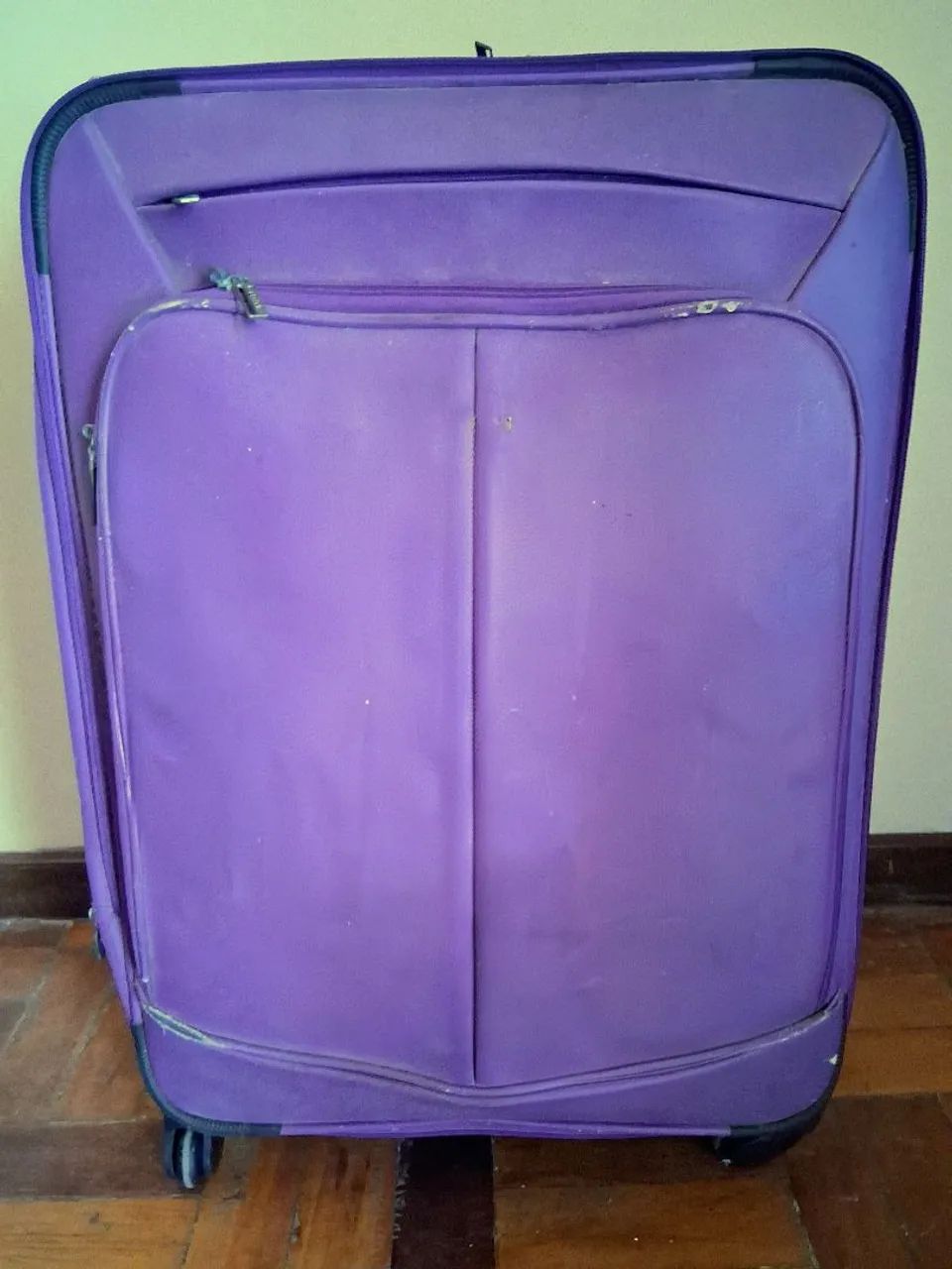 Vendo Mala Roxa Expansiva, muito boa.