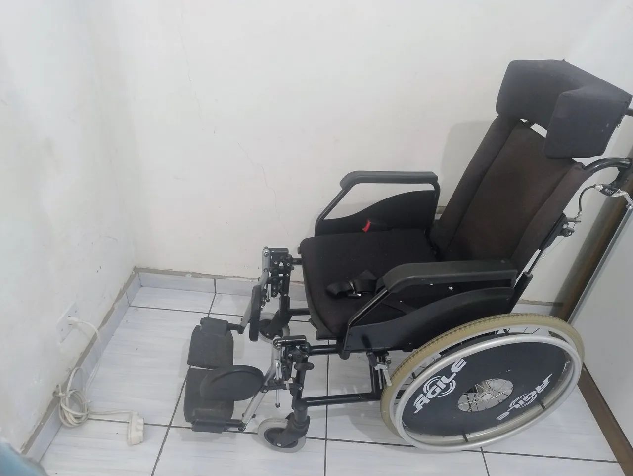Cadeira de rodas adaptada confortável  - Foto 4