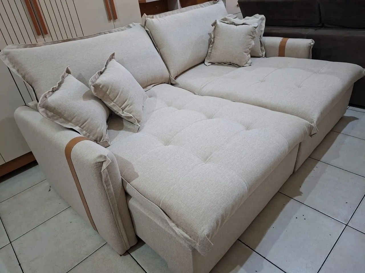 Sofá Cama Novo Tem 2.20 De Largura tecido linho cor Bege. - Foto 3