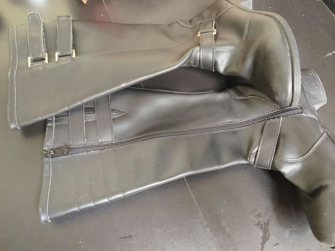 vende se um par de botas feminina - Foto 5