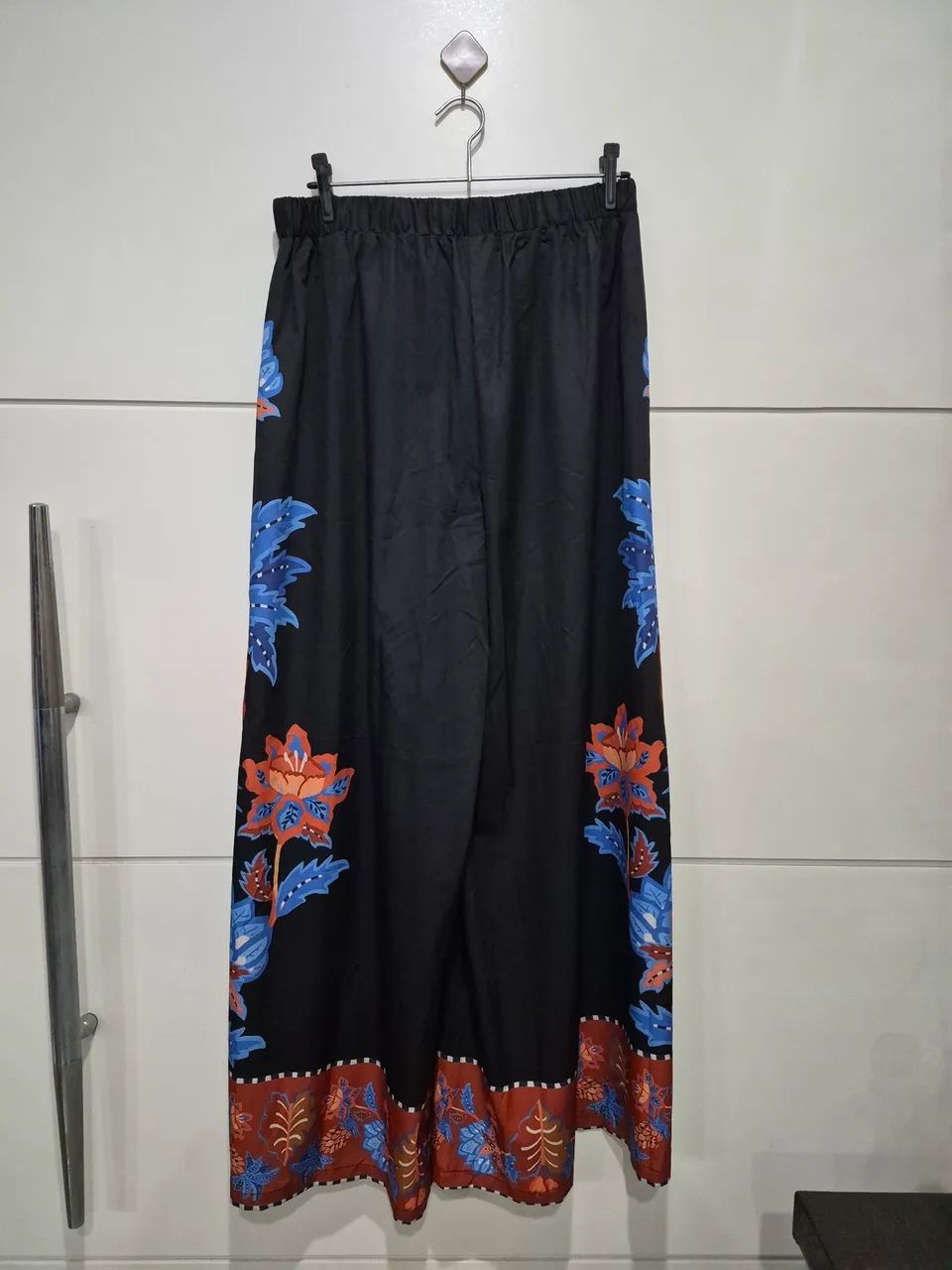 Pantalona Boho Chic preta com estampa Tam. XL - Foto 2