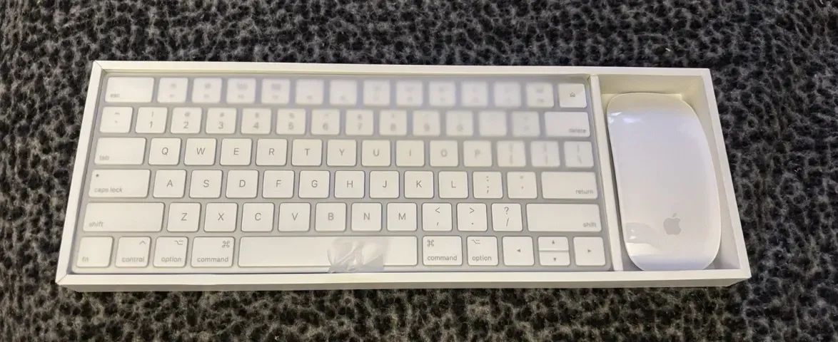 Apple Magic Keyboard A3203 MXCL3LL Sem Fio Bluetooth - Inglês EUA