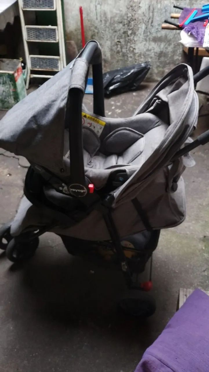 Carrinho mais bebê conforto 