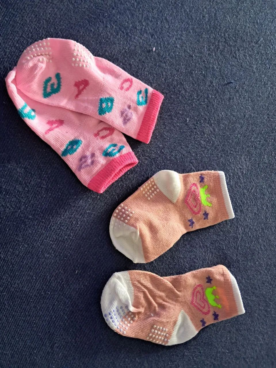 Vendo 2 pares de meias antiderrapantes 6-12 meses.