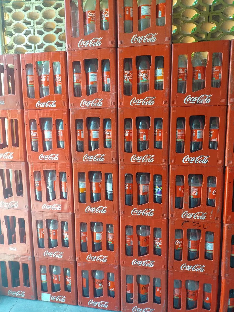 Caixas de Coca Cola  Retornável Completa 50,00... - Foto 2
