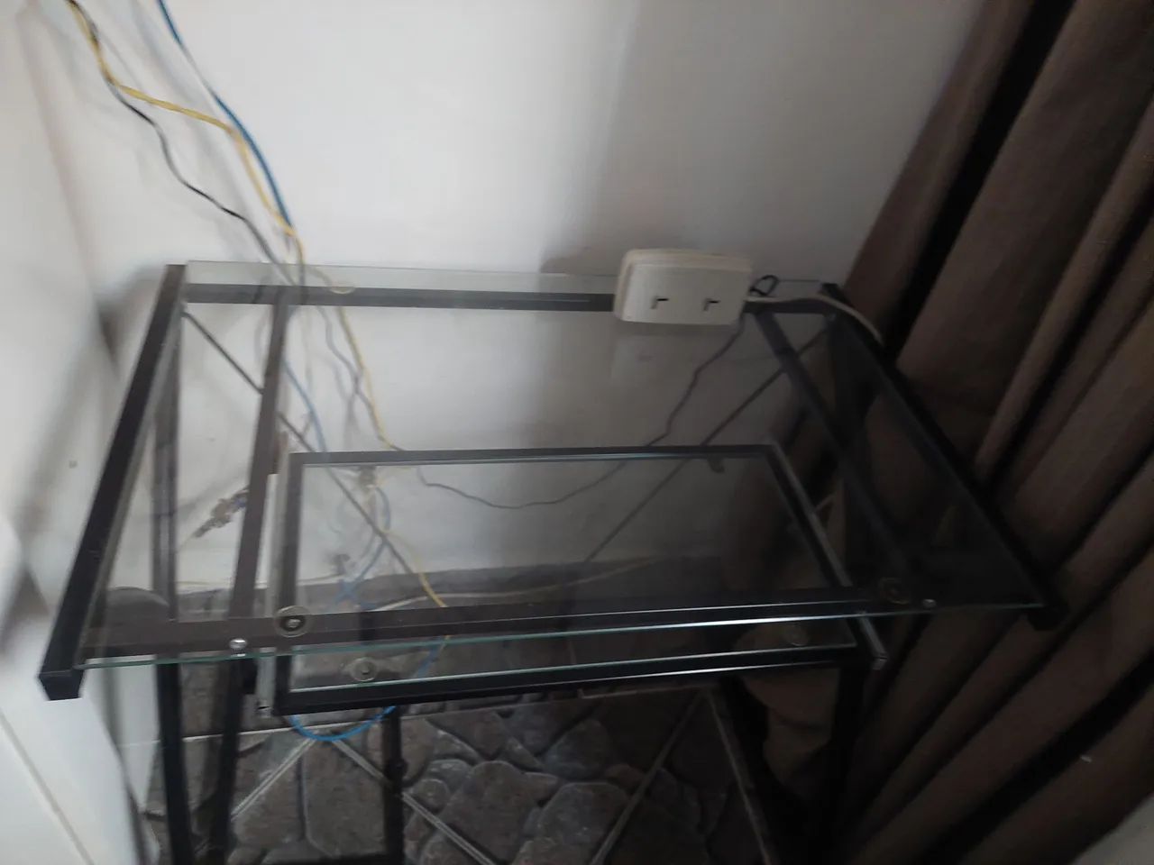 Mesa de vidro para computador.