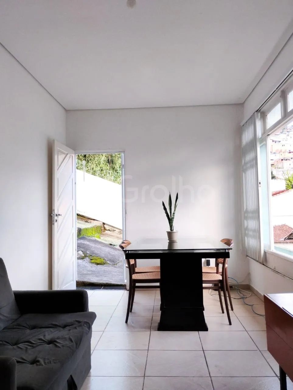 Casa Residencial de 2 quartos com 82m² na Agronômica