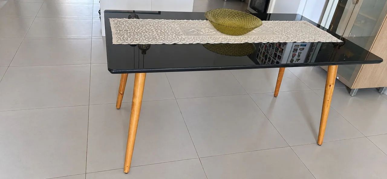 Mesa de vidro com tampo de vidro, pés de madeira maciça
